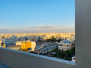 Suite familiar, balcón, vistas a la ciudad | Vistas a la ciudad