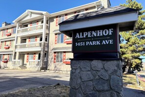 Ein Hotelschild mit dem Namen 'ALPENHOF' und der Adresse '1451 PARK AVE'.