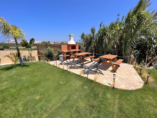 Outdoor dining - Apartment '2' with Shared Pool, Private Terrace and Wi-Fi (Lourinhã)