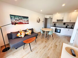 TV, table tennis - Apartment '2' with Shared Pool, Private Terrace and Wi-Fi (Lourinhã)