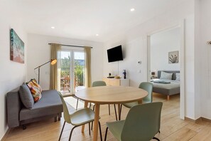 Dining - Apartment '2' with Shared Pool, Private Terrace and Wi-Fi (Lourinhã)