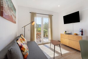 TV, table tennis - Apartment '2' with Shared Pool, Private Terrace and Wi-Fi (Lourinhã)