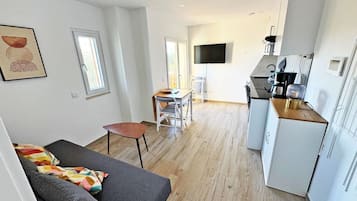 Tv och ett bordtennisbord