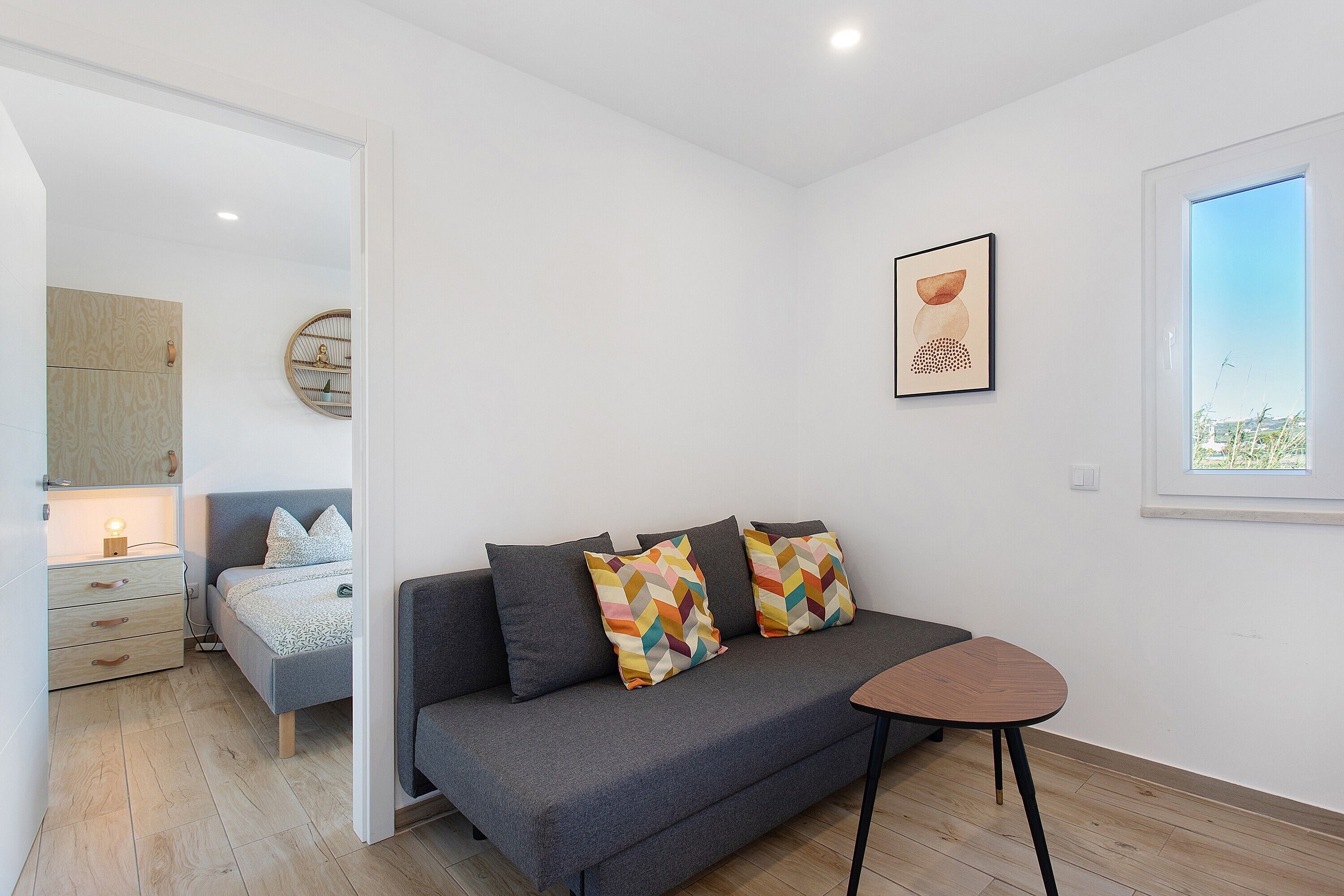 Una televisión, una mesa de tenis de mesa