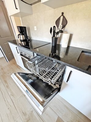 Kühlschrank, Ofen, Herdplatte, Geschirrspüler