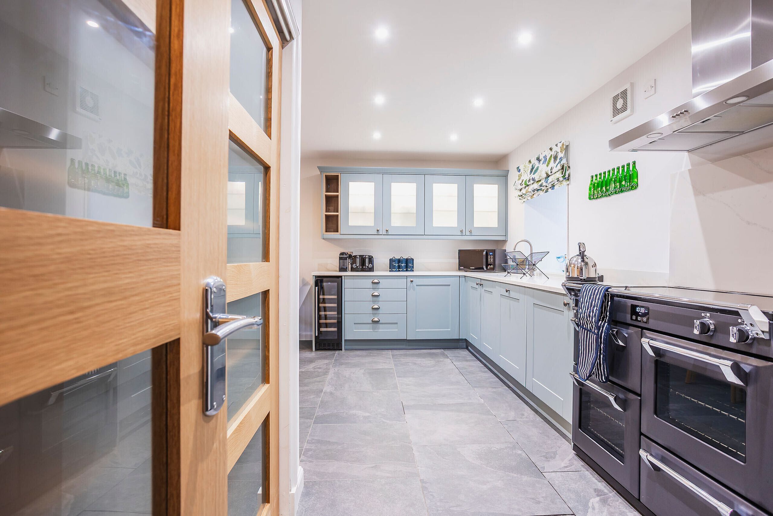 冷蔵庫、電子レンジ、オーブン、食器洗い機