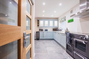 Jääkaappi, mikroaaltouuni, uuni, astianpesukone