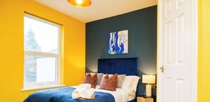 6 bedrooms, iron/ironing board, WiFi, bed sheets - Modern 6BR-Ensuite Home- Contractors Stay - Parking (Derby)