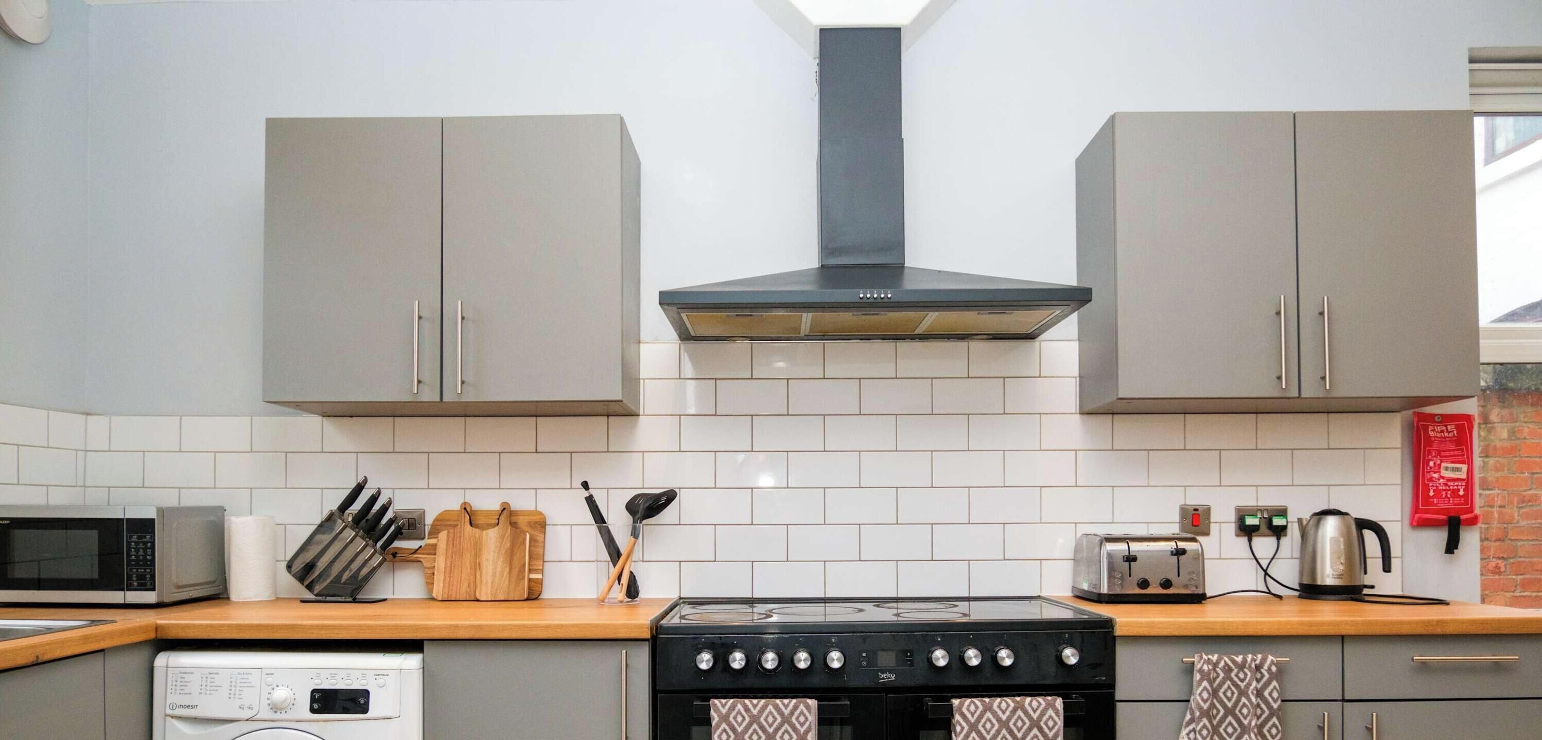 Kjøleskap, mikrobølgeovn, kokeplater og brødrister