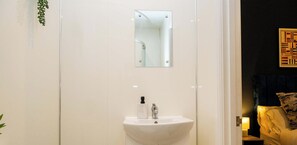 Shower, hair dryer - Modern 6BR-Ensuite Home- Contractors Stay - Parking (Derby)