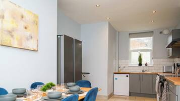 Fridge, microwave, stovetop, electric kettle