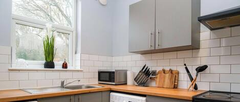 Réfrigérateur, micro-ondes, plaque de cuisson, grille-pain