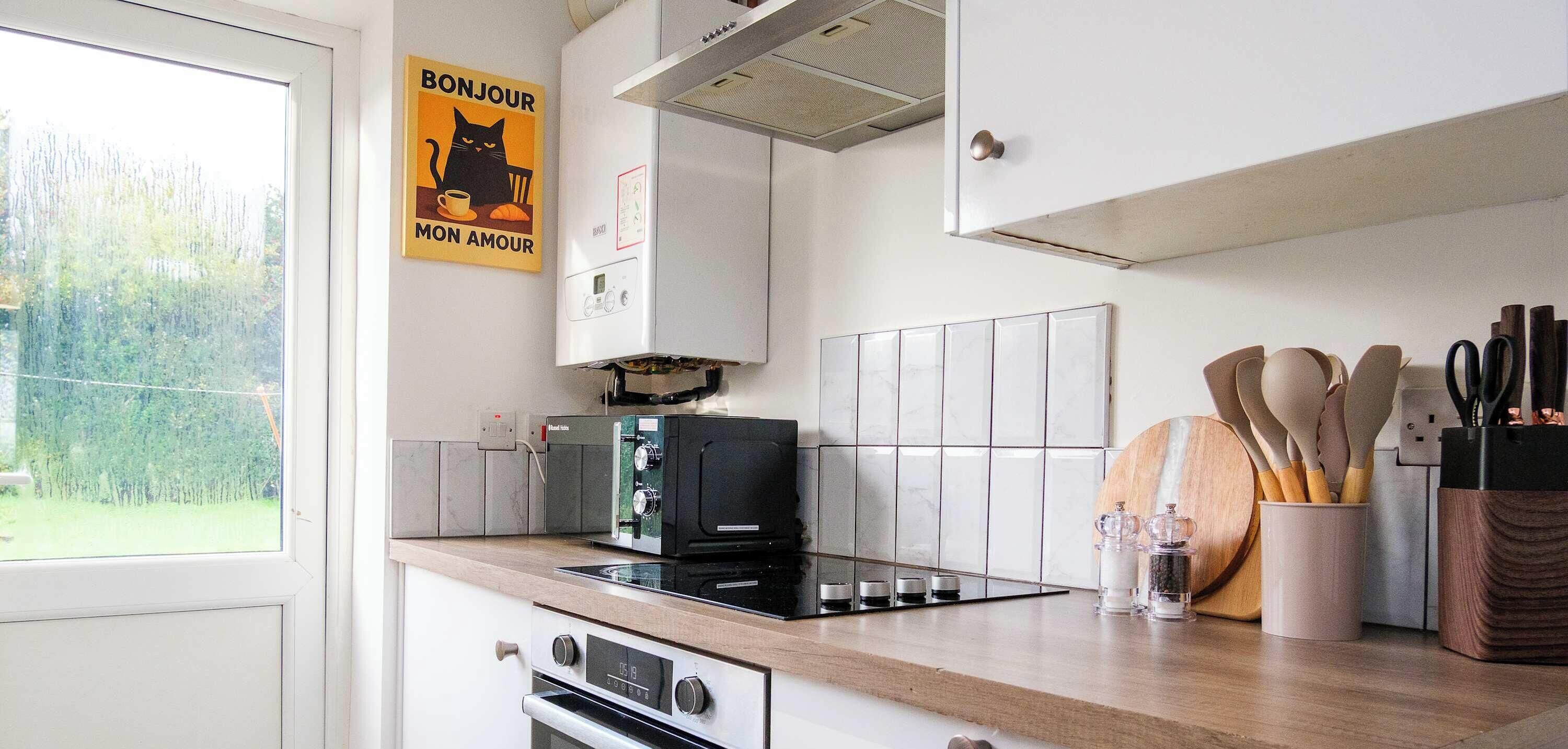 Kjøleskap, ovn, kokeplater og kaffetrakter/tekoker