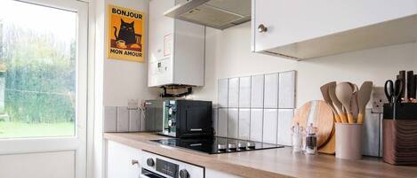 Kjøleskap, ovn, kokeplater og kaffetrakter/tekoker