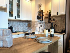 Fridge, dishwasher, cookware/dishes/utensils