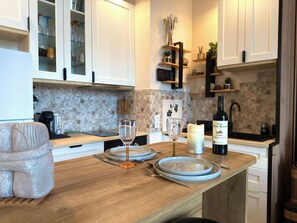 Fridge, dishwasher, cookware/dishes/utensils