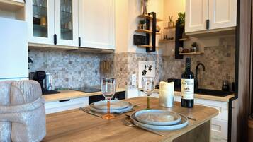 Geladeira, lava-louças, talheres/pratos/utensílios de cozinha