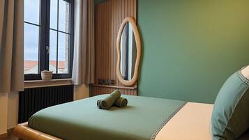 Desk, iron/ironing board, WiFi, bed sheets