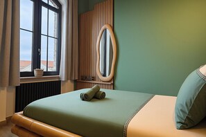 Desk, iron/ironing board, WiFi, bed sheets