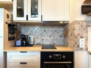 Refrigerador, lavavajillas y utensilios de cocina 