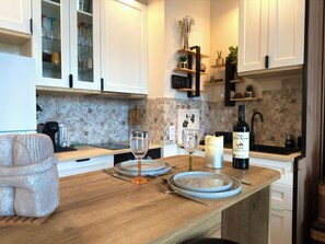 Kühlschrank, Geschirrspüler, Kochgeschirr/Geschirr/Besteck