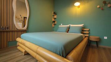 Desk, iron/ironing board, WiFi, bed sheets