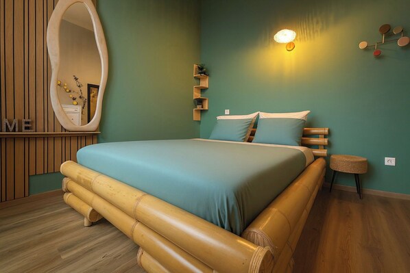 Työpöytä, silitysrauta/-lauta, Wi-Fi, vuodevaatteet