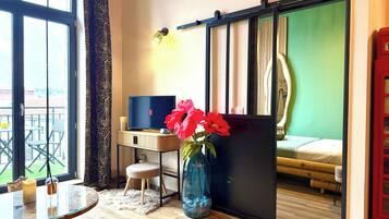 Työpöytä, silitysrauta/-lauta, Wi-Fi, vuodevaatteet