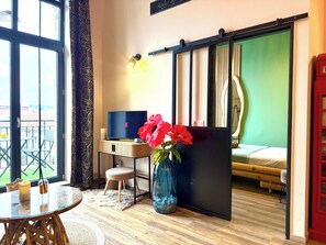 Escritorio, tabla de planchar con plancha, wifi y ropa de cama 