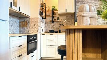Fridge, dishwasher, cookware/dishes/utensils