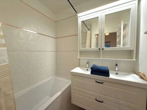 Dusche, Haartrockner, Handtücher