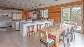 Mikroaaltouuni, uuni, liesi, kahvin-/teenkeitin