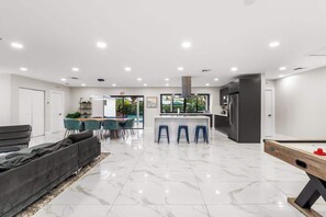 Interior - Peaceful Villa/ Jacuzzi/ Pickleball Ct / Ping-Pong (Hollywood)