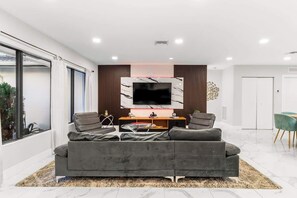 TV, offices - Peaceful Villa/ Jacuzzi/ Pickleball Ct / Ping-Pong (Hollywood)