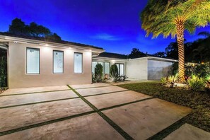 Exterior - Peaceful Villa/ Jacuzzi/ Pickleball Ct / Ping-Pong (Hollywood)