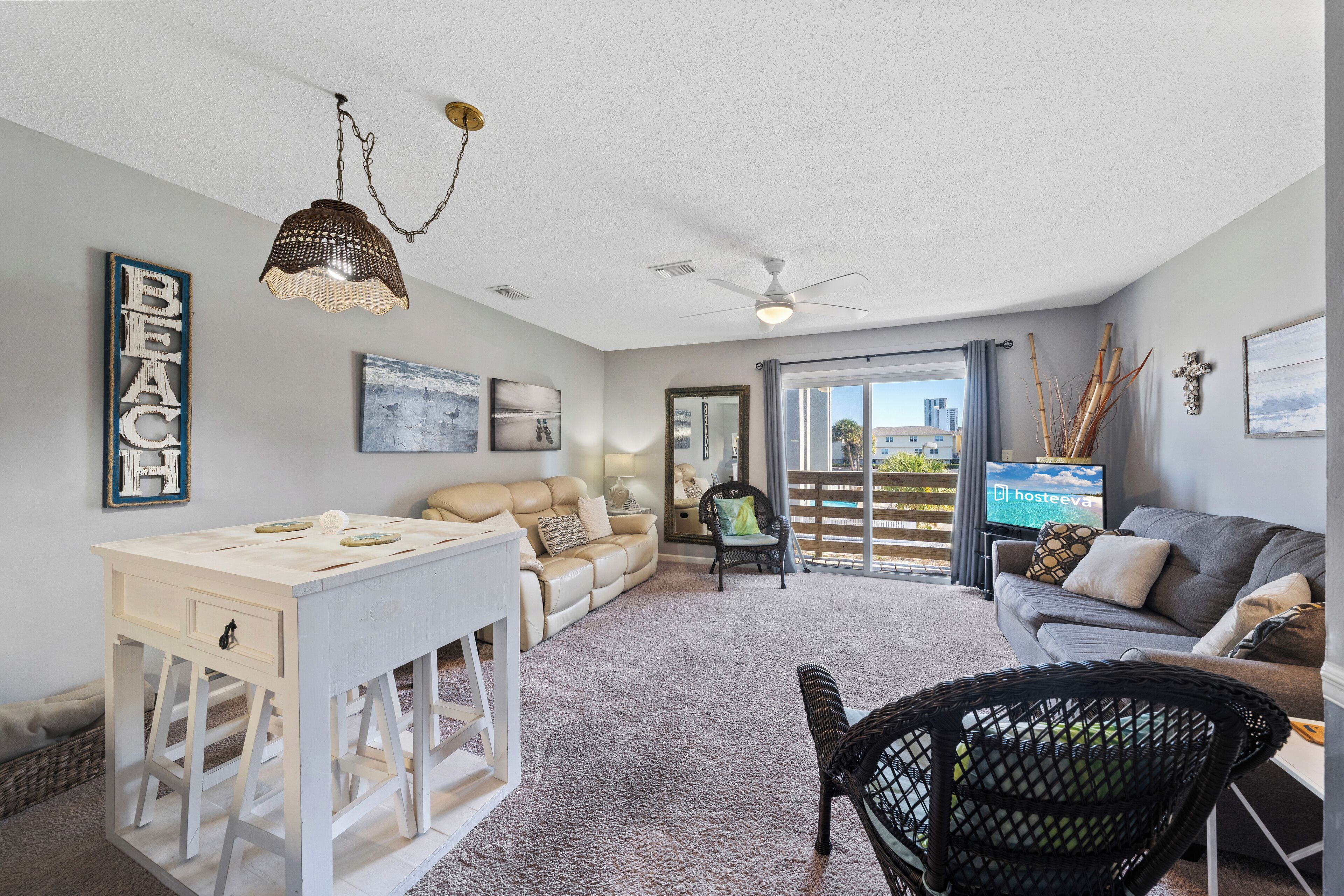 Condo com design assinado, 2 quartos, acesso à piscina, vista para a cidade | Sala de estar | Smart TV 42 polegadas com canais a cabo