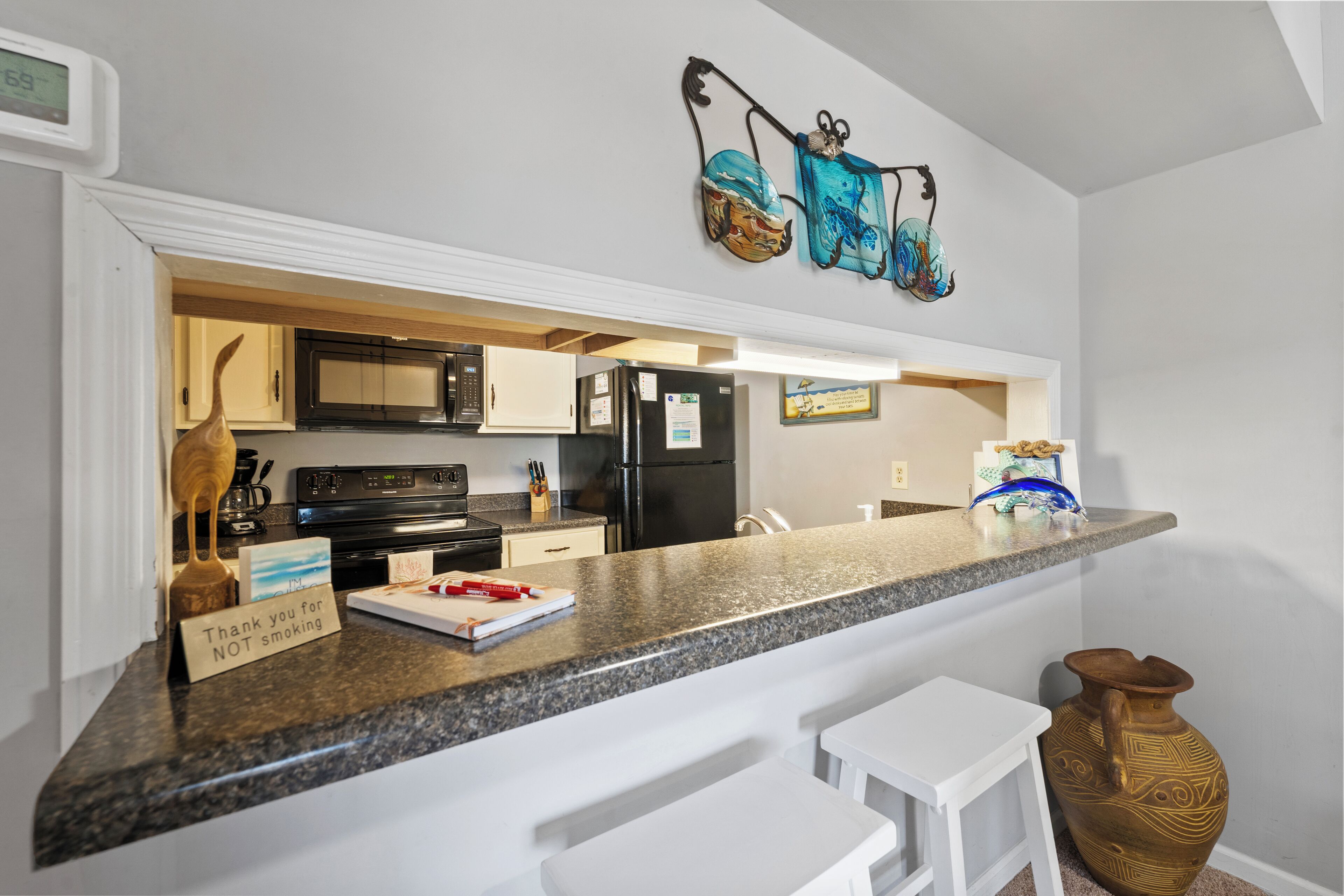 Signature Condo, 2 Bedrooms, Pool Access, City View | Private kitchen | Fridge, microwave, oven, stovetop