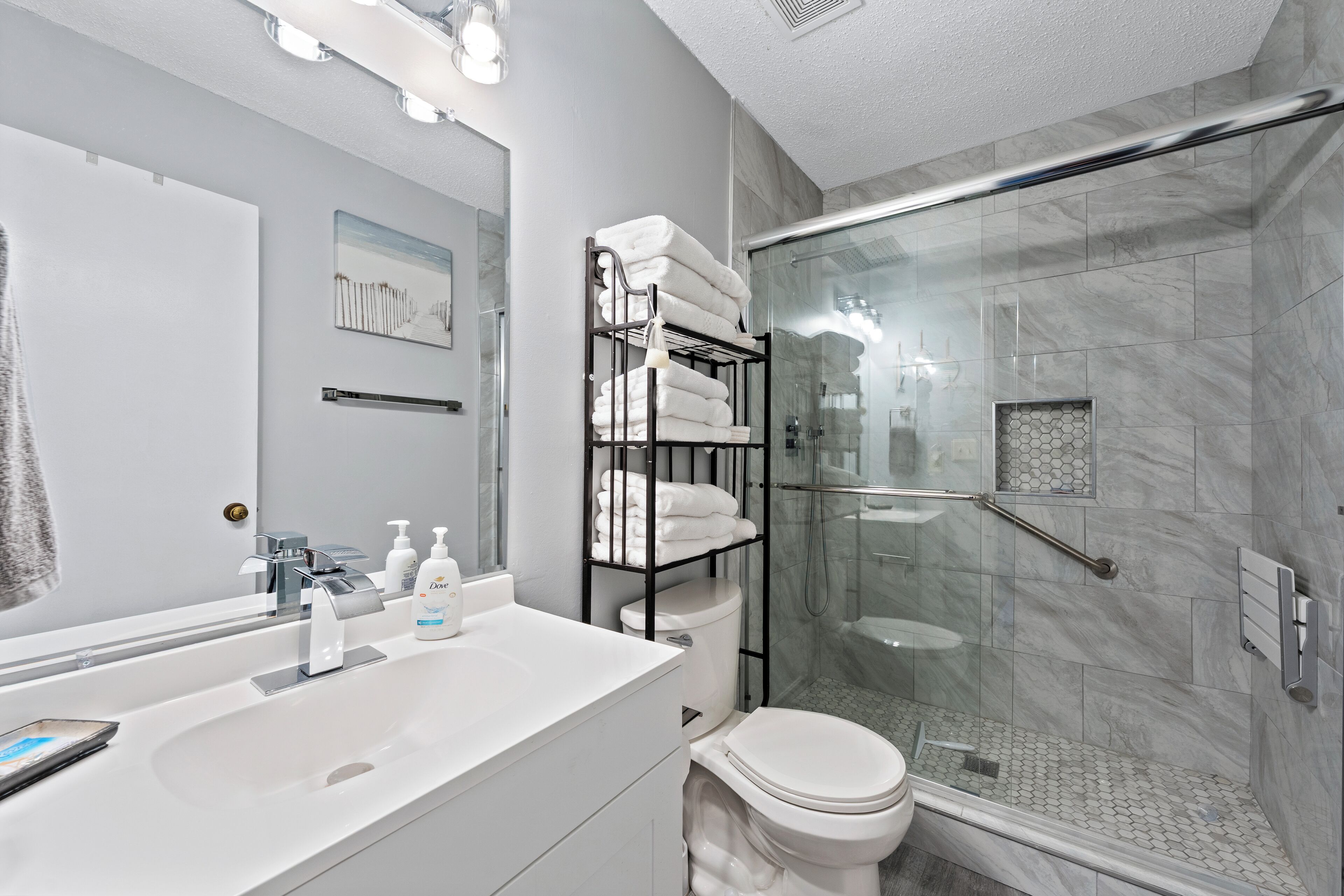 Condo Signature, 2 chambres, accès à la piscine, vue sur la ville | Salle de bain | Douche, articles de toilette (gratuits), serviettes fournies, savon