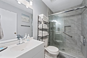 Signature Condo, 2 Bedrooms, Pool Access, City View | Bathroom | Shower, free toiletries, towels, soap