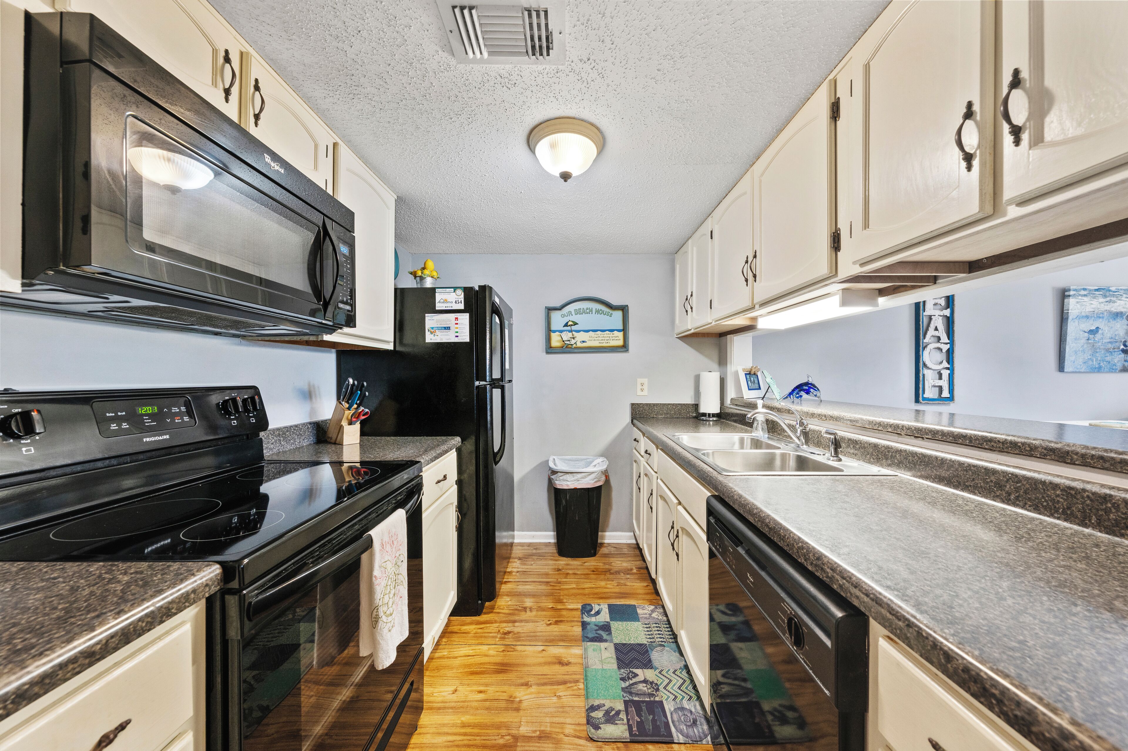 Apartamento Signature, 2 habitaciones, acceso a la piscina, vistas a la ciudad | Cocina privada | Frigorífico, microondas, horno y placa de cocina