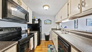 Signature Condo, 2 Bedrooms, Pool Access, City View | Private kitchen | Fridge, microwave, oven, stovetop