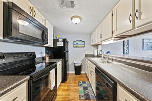 Kondominium Khas, 2 kamar tidur, akses ke kolam renang, pemandangan kota | Dapur pribadi | Lemari es, microwave, oven, dan kompor