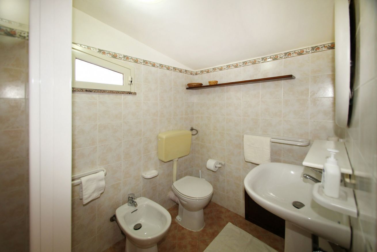 Ein Badezimmer mit Toilette, Bidet und Waschbecken.