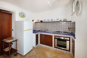 Frigorifero, forno, piano cottura, seggiolone