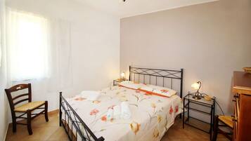 1 soverom, safe på rommet, strykejern/-brett og reiseseng for barn