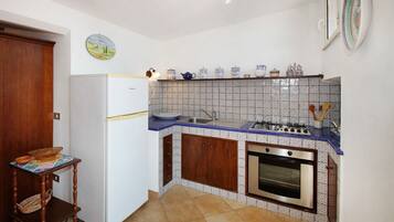 Refrigerador, horno, placa de cocina, silla alta para bebés