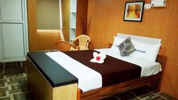 Quarto casal luxo | Escrivaninha, espaço de trabalho para notebook, Wi-Fi de cortesia