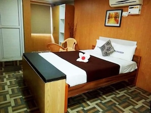 Quarto casal luxo | Escrivaninha, espaço de trabalho para notebook, Wi-Fi de cortesia