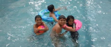 Una piscina cubierta