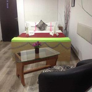 Quarto casal luxo | Escrivaninha, espaço de trabalho para notebook, Wi-Fi de cortesia